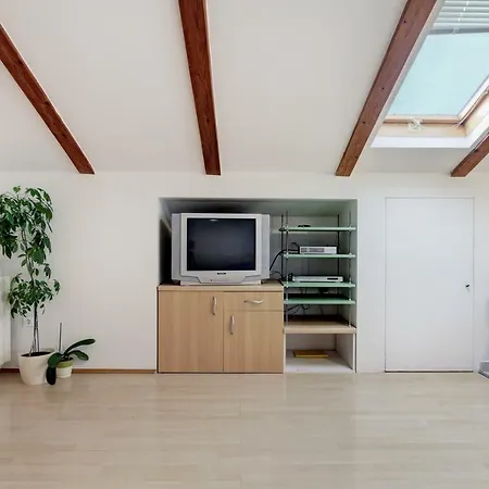 Apartament Danica *